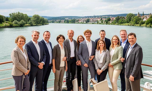 Geschäftsgruppe bei einem Rhein-Event an Bord eines Flusskreuzfahrtschiffs nahe Basel